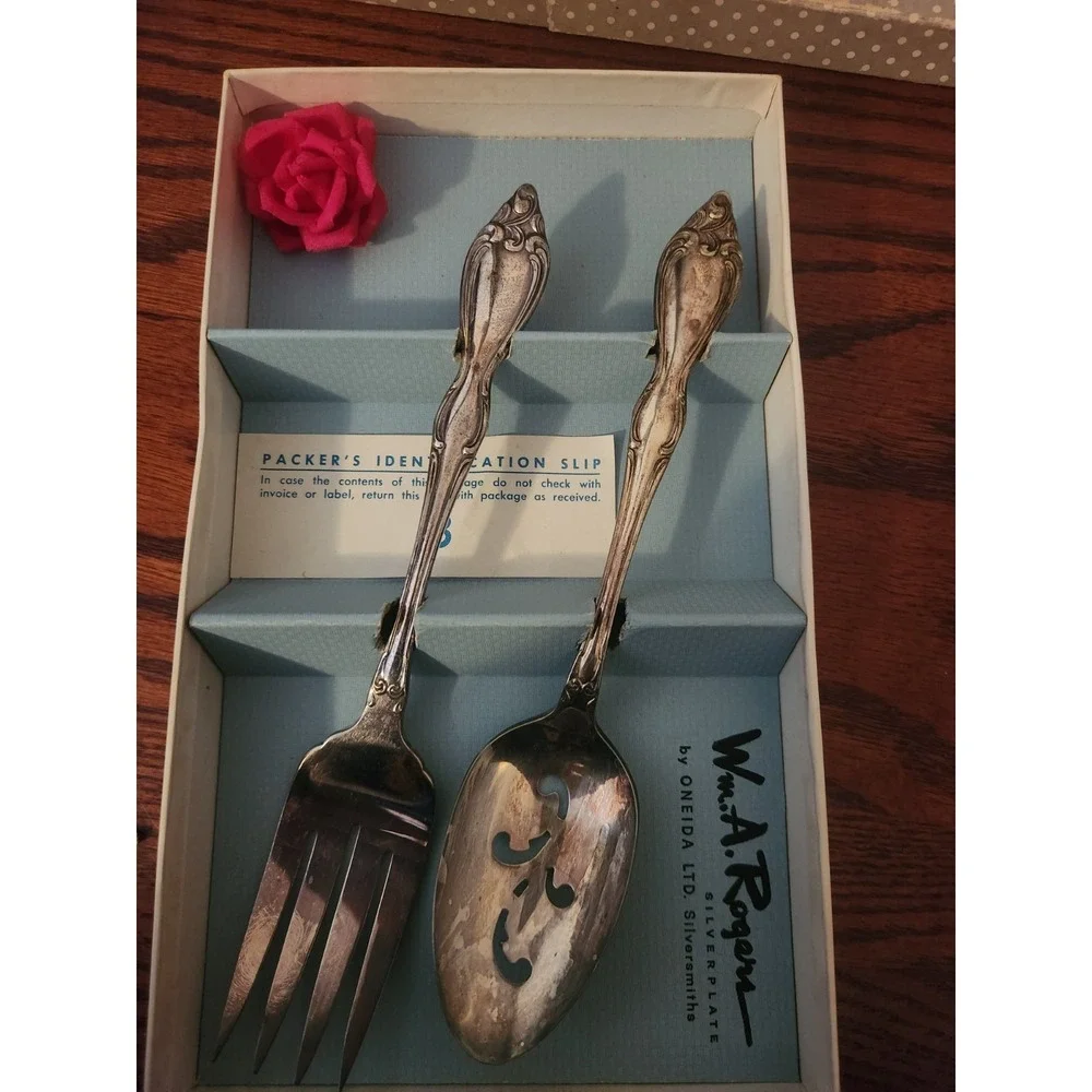 Oneida Wm. A Rogers Strathmore Vintage Serving Pieces‎ Spoon & Fork 8